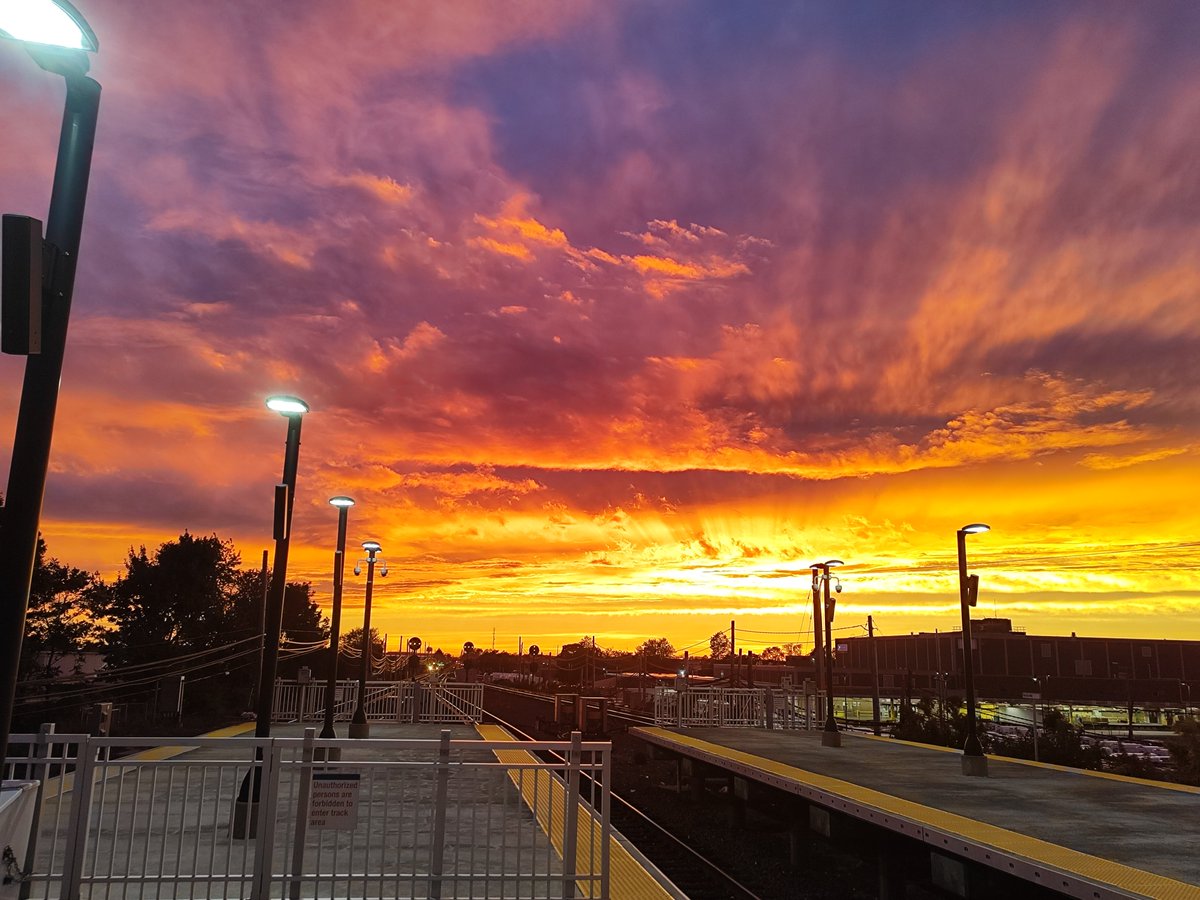 jfkplanespotter's tweet photo. Sunset before the nor'easter #nywx https://t.co/MmaroLcCds