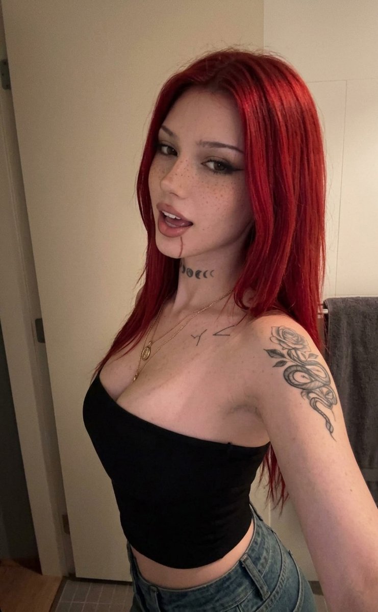 nekirochkka's tweet photo. I think I’d be a little too clingy if you took me on a weekend trip 😅 https://t.co/s05nYE6Uj8