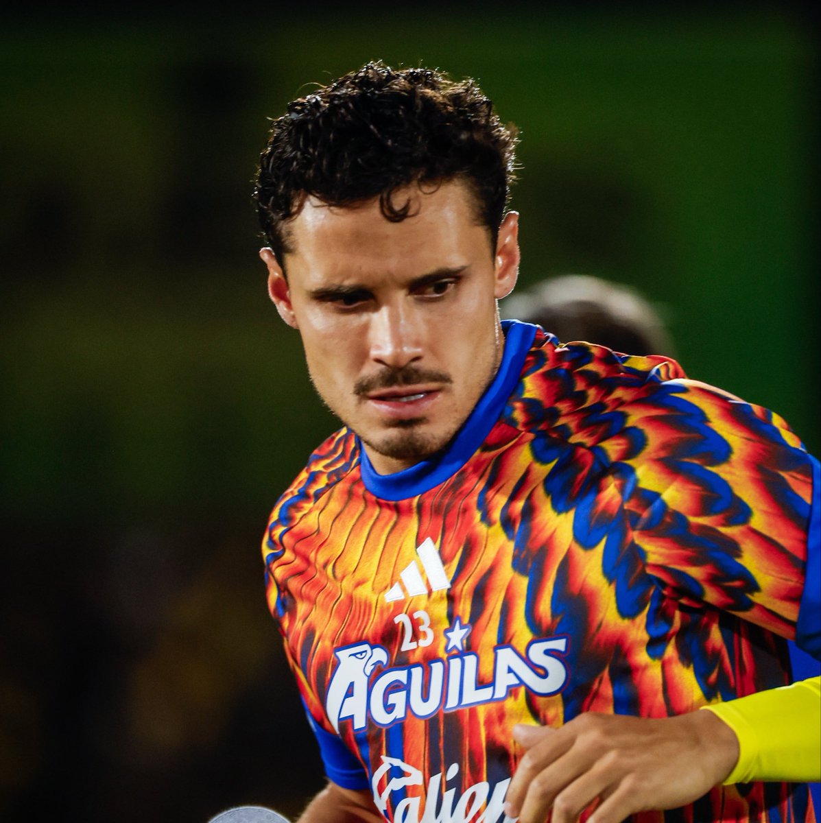 ResacaAmerica's tweet photo. 🚨¡ÚLTIMO MOMENTO!🚨

Raphael Veiga está EN DUDA para el duelo del Domingo. ⚠️

El Brasileño entrenó con un golpe en el tobillo. 😑

¿Qué piensan? 🤔

📰 vía: @v_ddiaz https://t.co/DAJ9Zpytwb