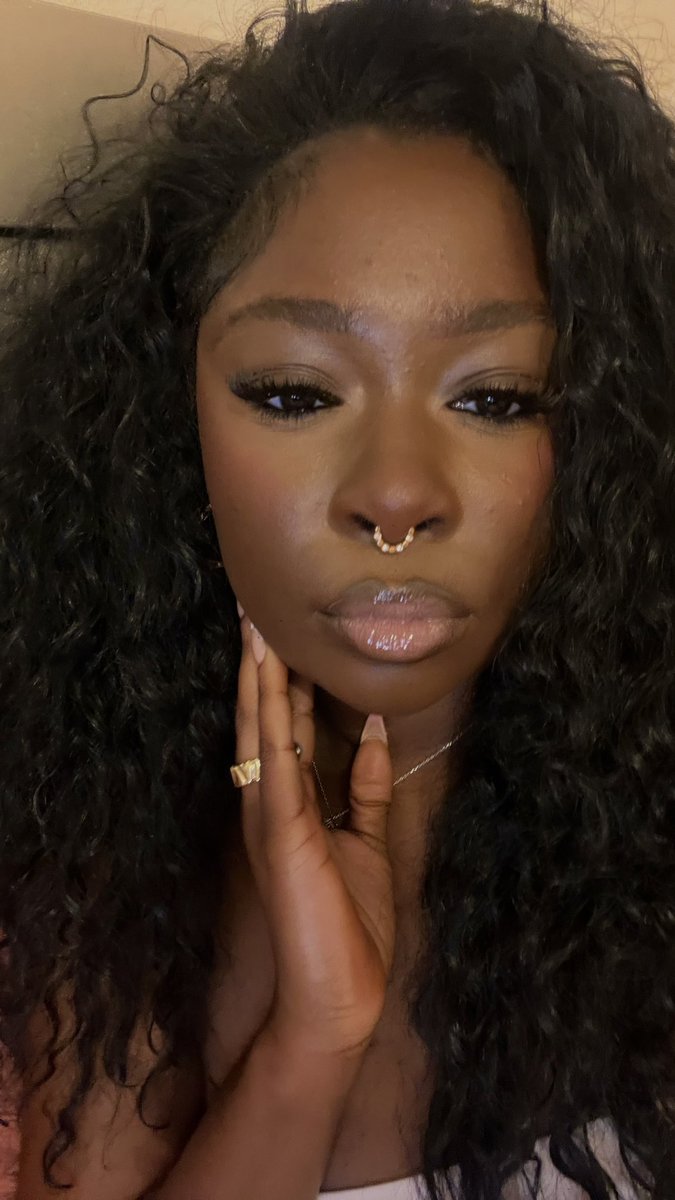 ayoyimikaaa's tweet photo. they really tryna convince me i’m ugly smh https://t.co/N80rns1WR9