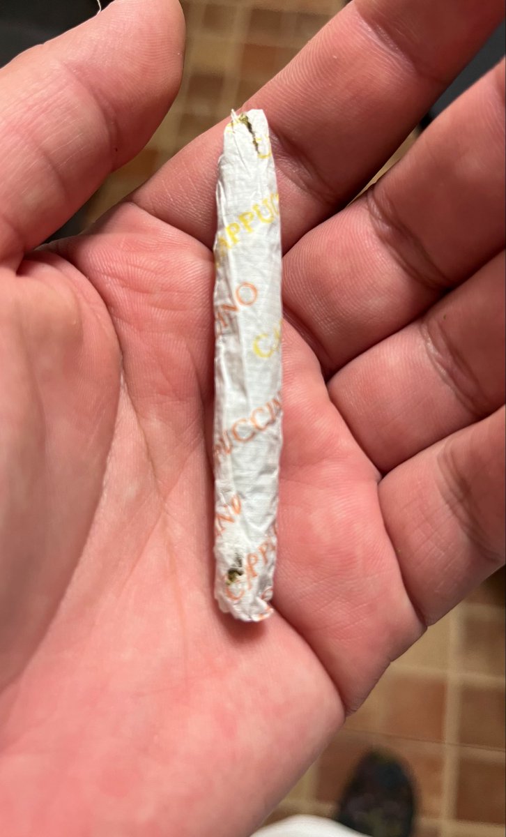 Misaelittto's tweet photo. JAHAJAIQUQKAKA CABRON EL PAPÁ DEL NIÑO QUE QUEMÓ MI CARRO ME REGALÓ UNNNN, para mí esto cuenta como reparación de daño https://t.co/loH0jv6Idw