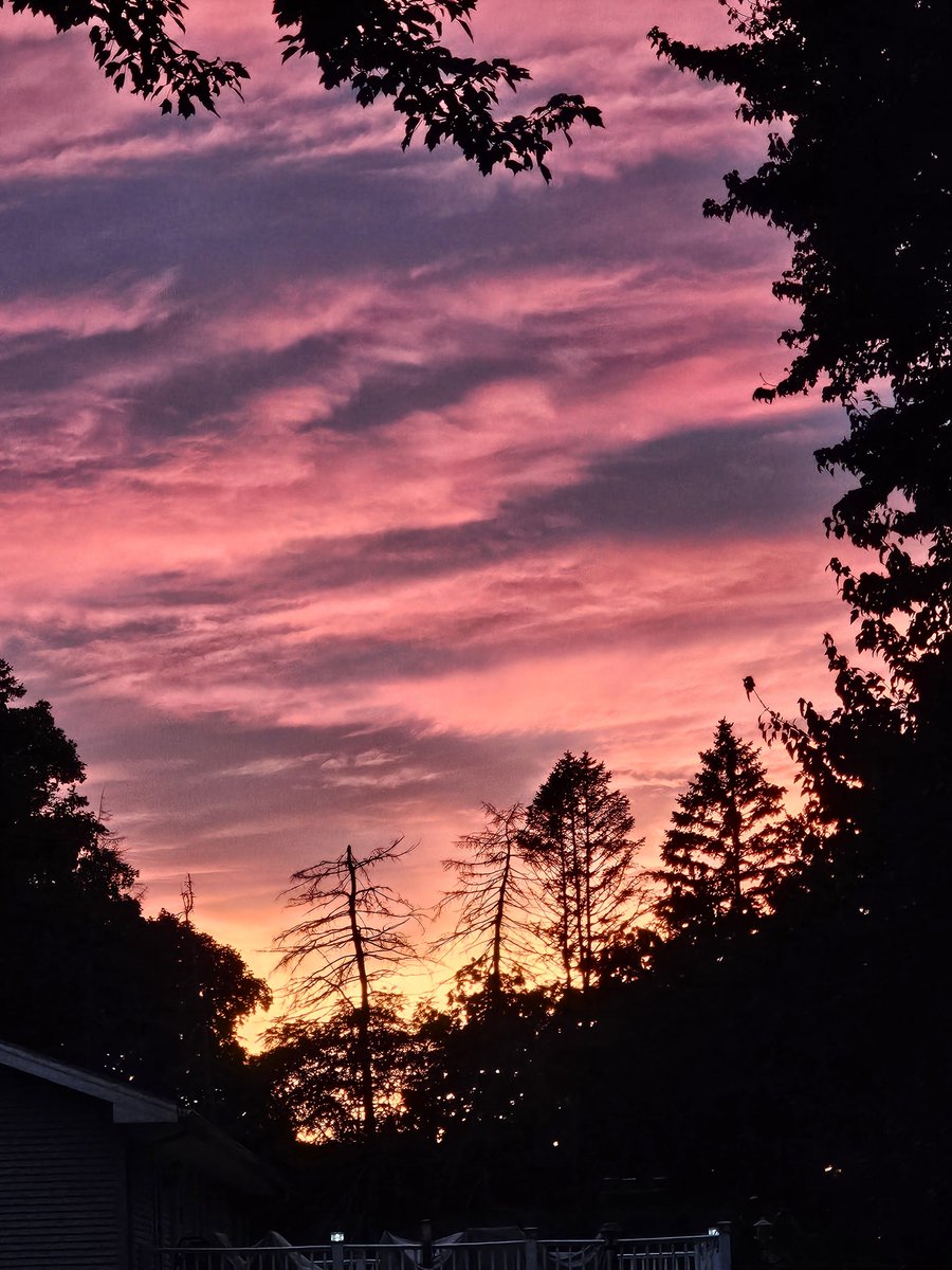 0x4D617263's tweet photo. @NWSBoston @WX1BOX  Amazing sunset tonight, but I don't think 'Red sky at night, sailors delight' is going to apply tomorrow. Spotter 20-619 https://t.co/g4pzlaIsNT