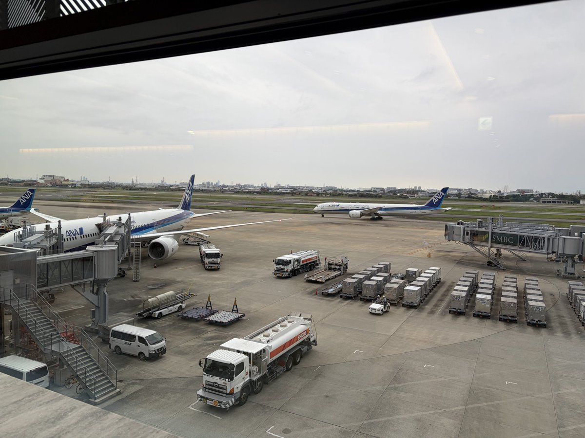 mamoru_miwa's tweet photo. おはようございます。
今日は、東京で開催されるご当地カードサミットに日帰りで参加します。

只今伊丹空港で、羽田行きの飛行機に乗る前のひと時を過ごしています✈️

日帰りのため、第1部しか参加できませんので、トレプロご希望の場合はお早めにお声掛けいただければ嬉しいです🙇 https://t.co/KFUpP2vgwz