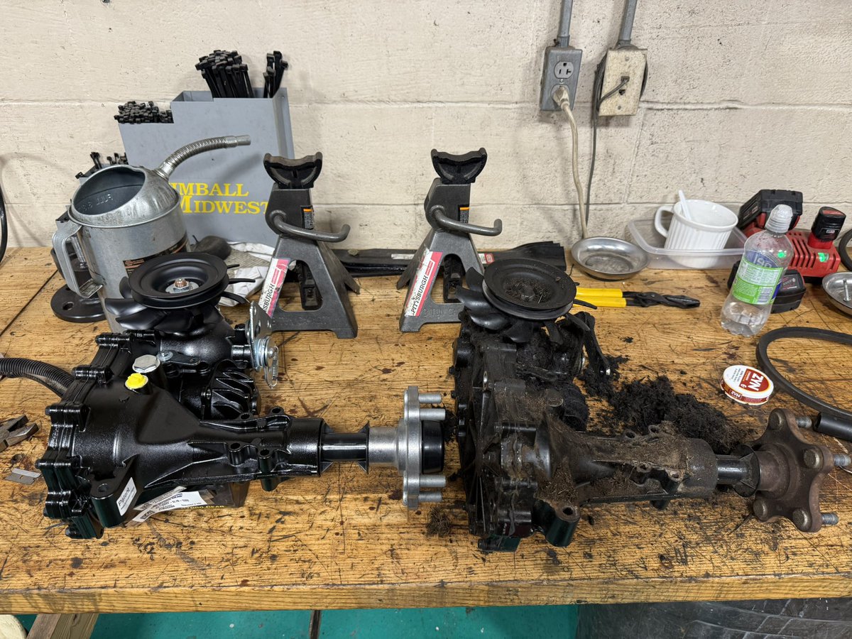 lecklersinc's tweet photo. Here is a side-by-side comparison of a new and old Hydro-Gear transaxle. The left side is a brand new one and the right side is a used one. These get pretty dirty over time, so it always pays to use a blower to keep the mower as clean as possible. #lecklersservice https://t.co/jZ6KH6ztIS