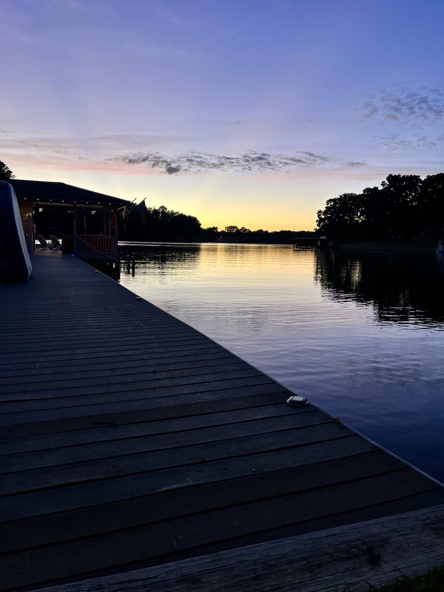SamABoozer's tweet photo. Lake Gaston, Va. Beautiful evening. https://t.co/iP2iumFwFx