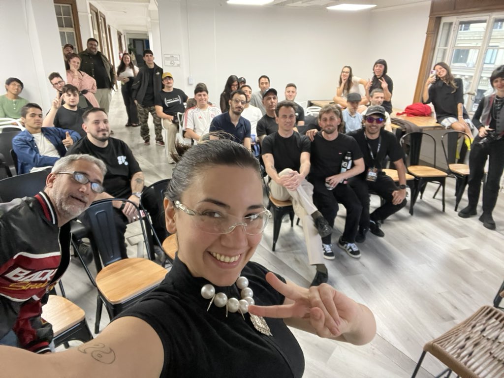 solsiete_web3's tweet photo. No me preocupa la música hecha con IA. Y te explico por qué 👇

El otro día charlé con @Saldasoro y @ArtuGrande sobre IA, cultura y el futuro de la música.

Me preguntaron: "¿No te preocupa que la gente ya ni se dé cuenta de que escucha música hecha con IA?"
No. Para nada.

La IA es una herramienta más. A mí me facilitó muchísimo la producción de eventos y la gestión de proyectos. A los músicos independientes les puede optimizar la carrera sin que la usen para componer una sola nota.
Claro que me da tristeza ver a quienes la usan para mal. Pero hay algo que nunca va a poder hacer: subirse a un escenario y hacerte sentir lo que te hace sentir un ser humano tocando con el alma.
Ese ritual de conectarte con la vibración de la música no se copia ni se traslada.
Por eso creo que lo en vivo va a valer más que nunca. Cuanto más artificial se vuelva todo, más vamos a salir a buscar lo real.

Va a existir la música con IA y va a haber gente que la escuche. Y también van a estar los melómanos, los fanáticos y los que escuchan para acompañar un momento. Todos van a convivir.
La cultura no muere. Nunca va a morir 🔥