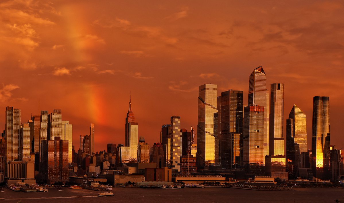 GaryHershorn's tweet photo. Crazy light across Manhattan with a rainbow as the sun set ahead of an approaching nor'easter storm in New York City, Friday evening #newyorkcity #nyc #newyork #sunset #noreaster #rainbow https://t.co/H0ay4CFTc8
