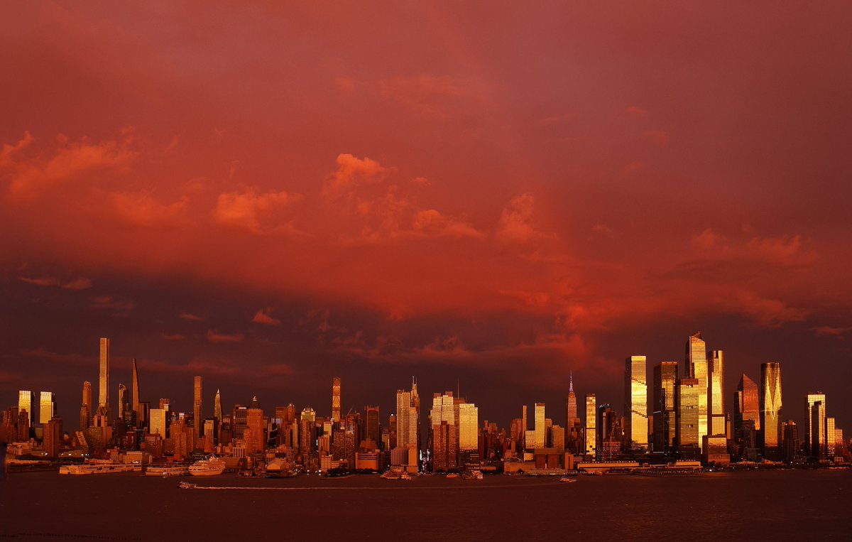 GaryHershorn's tweet photo. Crazy light across Manhattan with a rainbow as the sun set ahead of an approaching nor'easter storm in New York City, Friday evening #newyorkcity #nyc #newyork #sunset #noreaster #rainbow https://t.co/H0ay4CFTc8