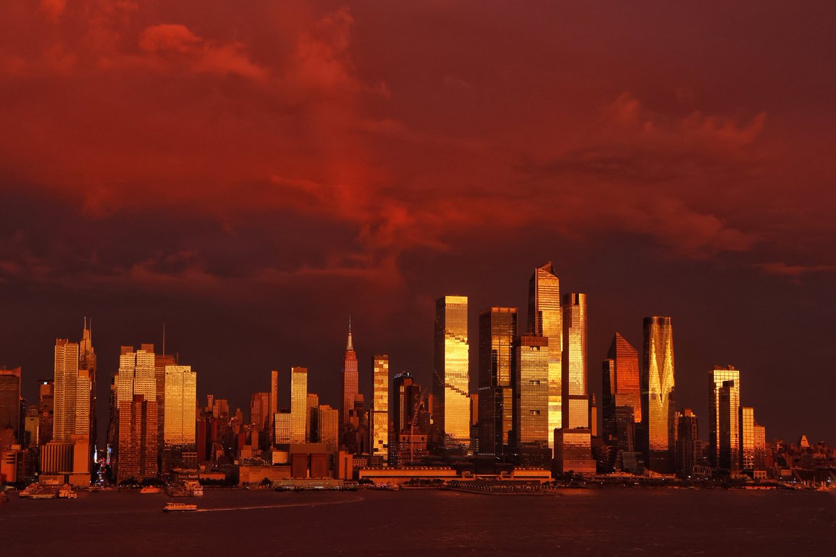 GaryHershorn's tweet photo. Crazy light across Manhattan with a rainbow as the sun set ahead of an approaching nor'easter storm in New York City, Friday evening #newyorkcity #nyc #newyork #sunset #noreaster #rainbow https://t.co/H0ay4CFTc8