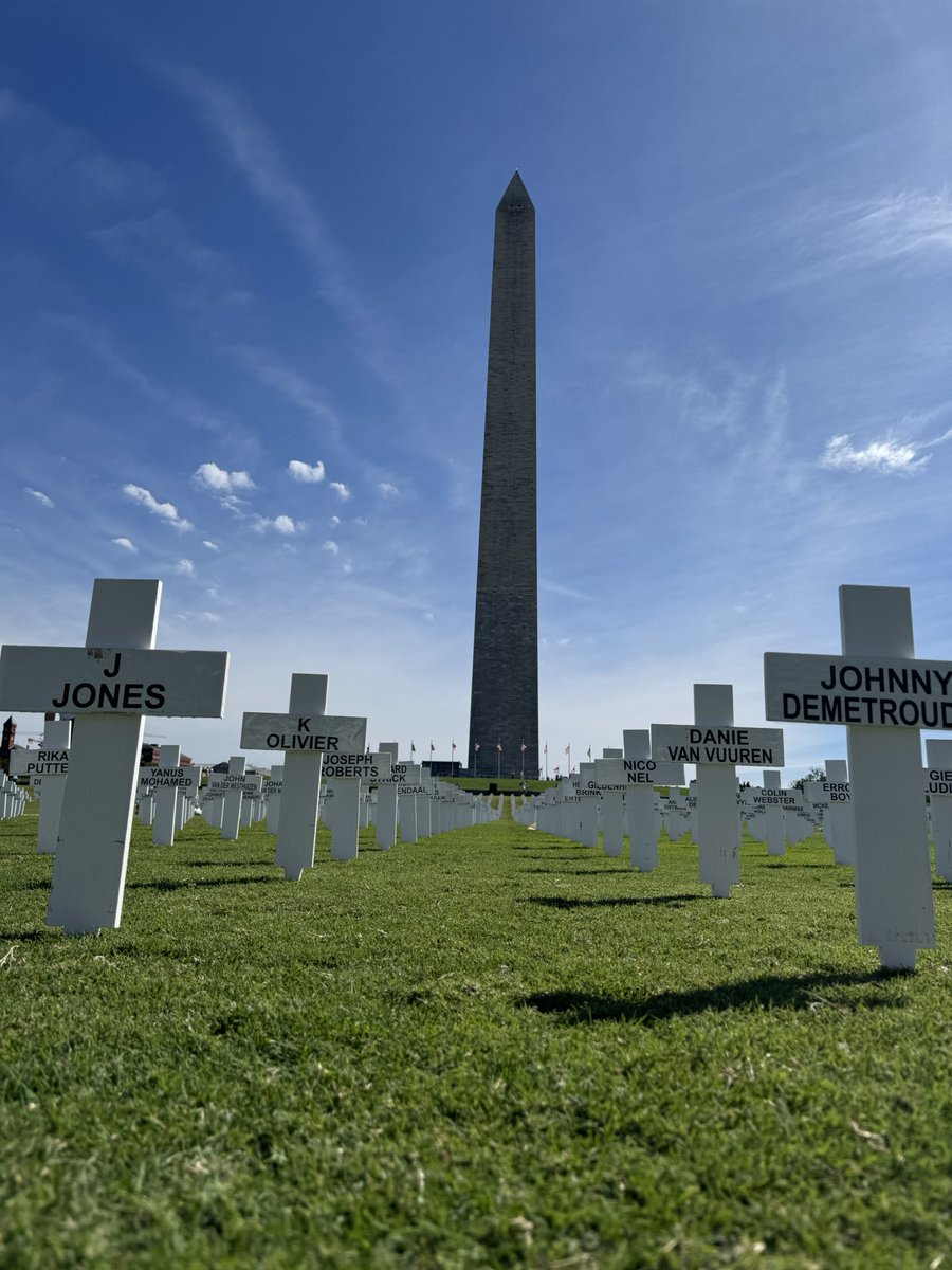 NewsflashwJE's tweet photo. 3000 crosses now stand in the National Mall in Washington DC.
I big thanks to all the volunteers and @LexLibertasOnX team for making this happen. You have given each farm attack/murder victim a voice.
The vigil is tomorrowโฆ the world must know. #WhiteCrossProject https://t.co/T59XEycnJ5