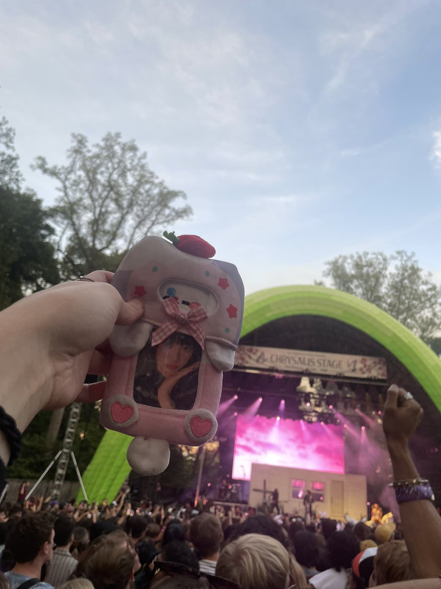 wdzeric's tweet photo. missing sullyoon pc at slayyyter at all things do chrysalis stage rn https://t.co/8fPeu6r8dQ