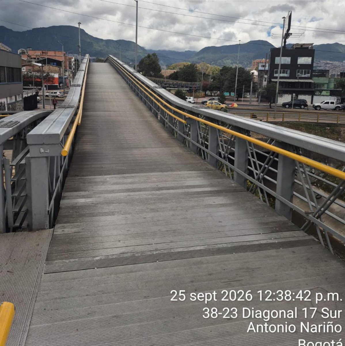 idubogota's tweet photo. Concejal, gracias por el reporte.
Le contamos que la lámina que
nos señala en el puente peatonal de la estación SENA fue reparada por nuestro equipo de Conservación. Agradecemos su alerta. Le recordamos a la ciudadanía que pueden reportar a la línea 123 cualquier acto de vandalismo como este, entre todos cuidamos nuestra ciudad
#SinTiNoPasa.'