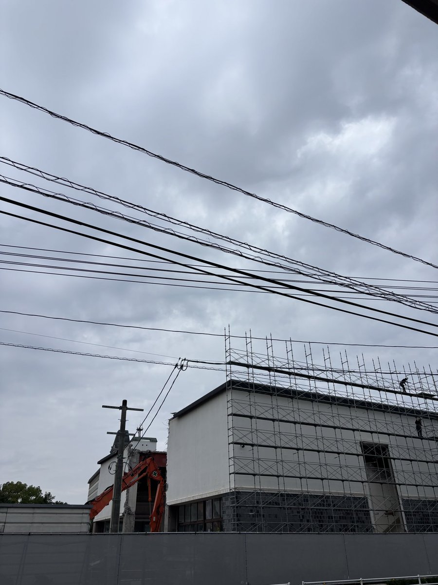 Heartswitch2's tweet photo. おはようございます😃
倉敷は☔️

3日ぶりの新田事務所でびっくり∑(ﾟДﾟ)
真ん中なくなって足場ができてる❗️
職人さんって凄いな〜結果出すの早え〜

専門職も頑張らねば💪

＃企業公式が毎朝地元の天気を言い合う
＃イマソラ
＃職人さんも専門職 https://t.co/X2C1DB7gBF