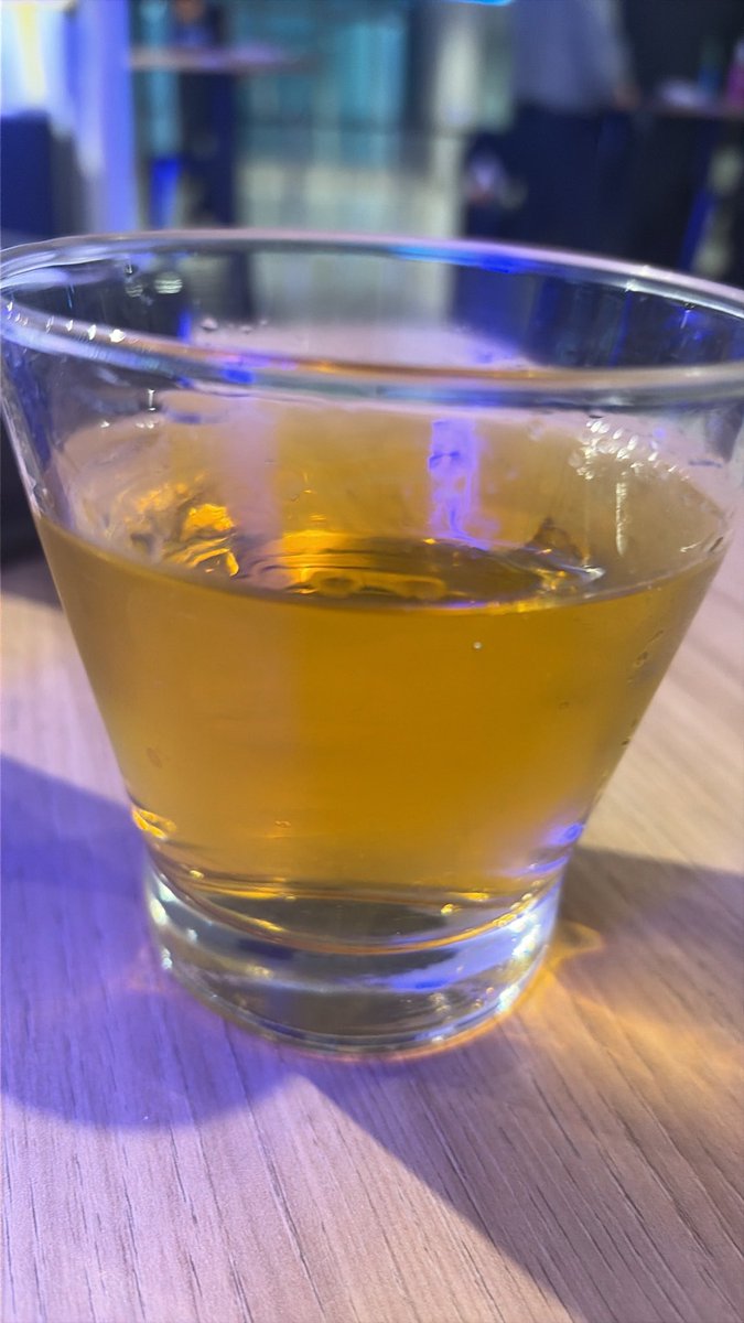 sofia_mbj80's tweet photo. Beber pinga em aeroporto é ter q ir no banheiro de 5 em 5 min fumar https://t.co/aufcrdjKbO