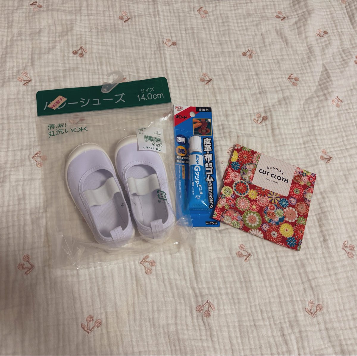 chipipi_pipipi's tweet photo. 3歳が下駄履いて歩くのは大変だから上履きを下駄風にすればいいって教えてくれた𝕏ありがとう😭🙏色んな人のを見よう見まねで作った🥹
西松屋とセリアで材料揃えて700円で作れた！
近くで見るとあれだけど遠ざけるといい感じ😉笑
本当はキャサコテのこれ(4枚目)欲しかったんだけど、私にはちょっと https://t.co/tSZqipNLfF