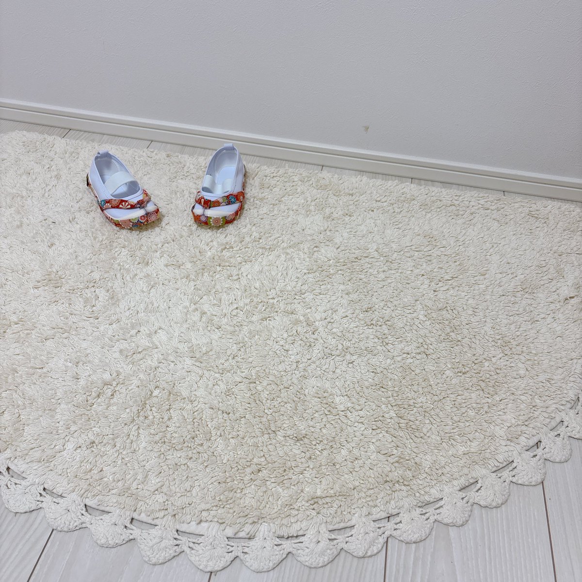 chipipi_pipipi's tweet photo. 3歳が下駄履いて歩くのは大変だから上履きを下駄風にすればいいって教えてくれた𝕏ありがとう😭🙏色んな人のを見よう見まねで作った🥹
西松屋とセリアで材料揃えて700円で作れた！
近くで見るとあれだけど遠ざけるといい感じ😉笑
本当はキャサコテのこれ(4枚目)欲しかったんだけど、私にはちょっと https://t.co/tSZqipNLfF