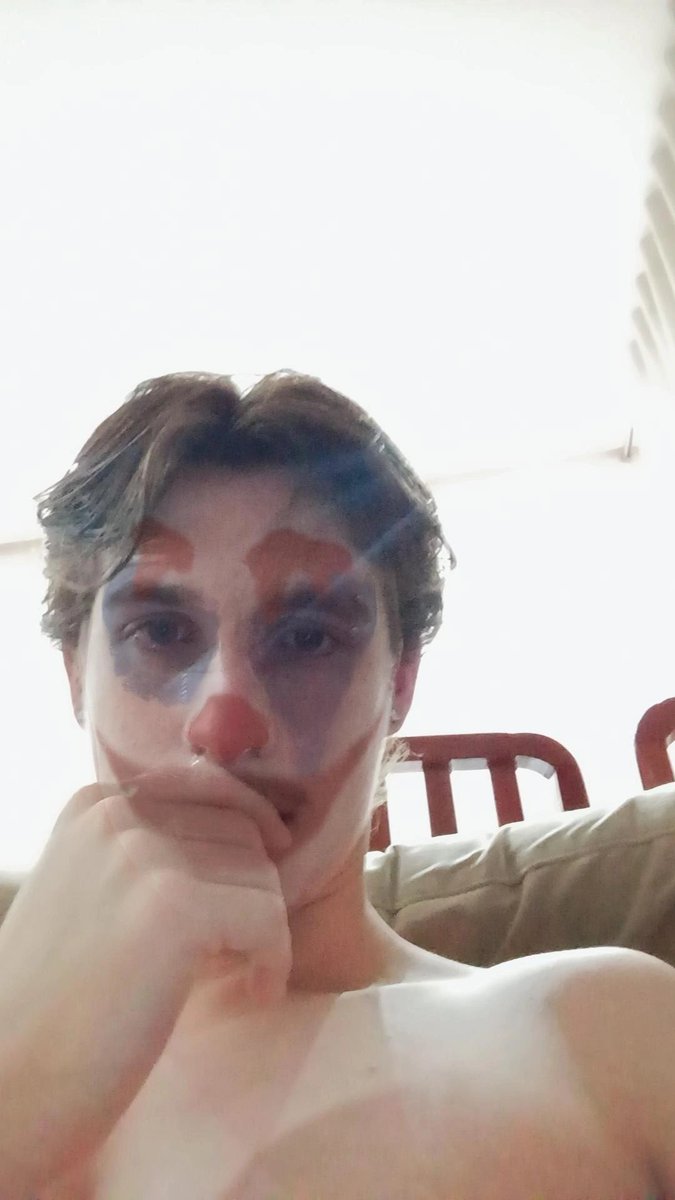 luccabire's tweet photo. Momento depressão, faltam menos de 4 horas para meus 18, estou saindo para comer com meus amigos, mas paro para pensar que não tenho lembranças da última vez dos meus pais juntos no meu aniversário #sadmoment #gokublack https://t.co/8E253KKVpc