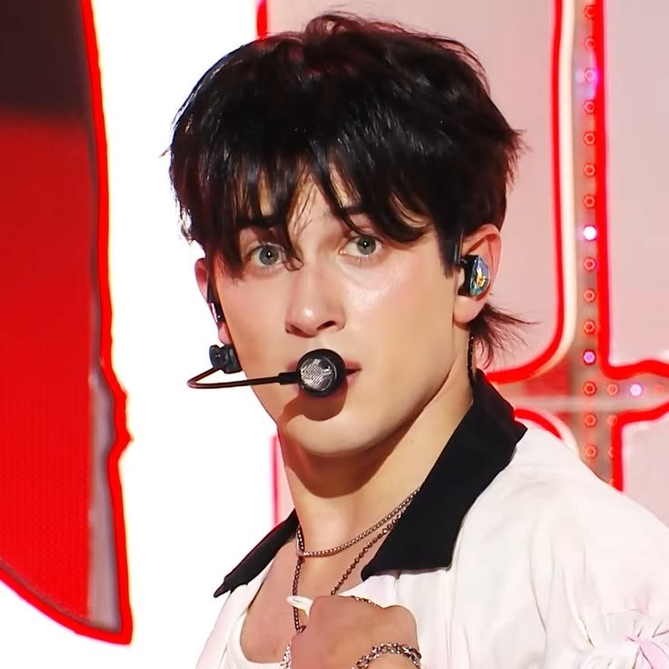 hsoftbaby's tweet photo. Pensado en el nivel d belleza q irradiaba alejandro en Korea, es como WOW para los libros d historia 😍 https://t.co/AjtYqtnkSr