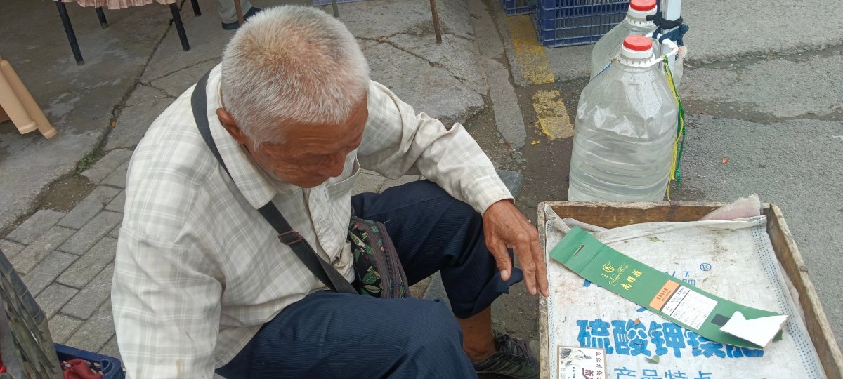 lYj3rZ3XNC0daIL's tweet photo. The lively 僖沟 (Xi Gully) has local elders who often gather to 袒喂 (bare-feed) fresh snacks—simple joys make this small spot warm!， https://t.co/RB4p5jzt5C