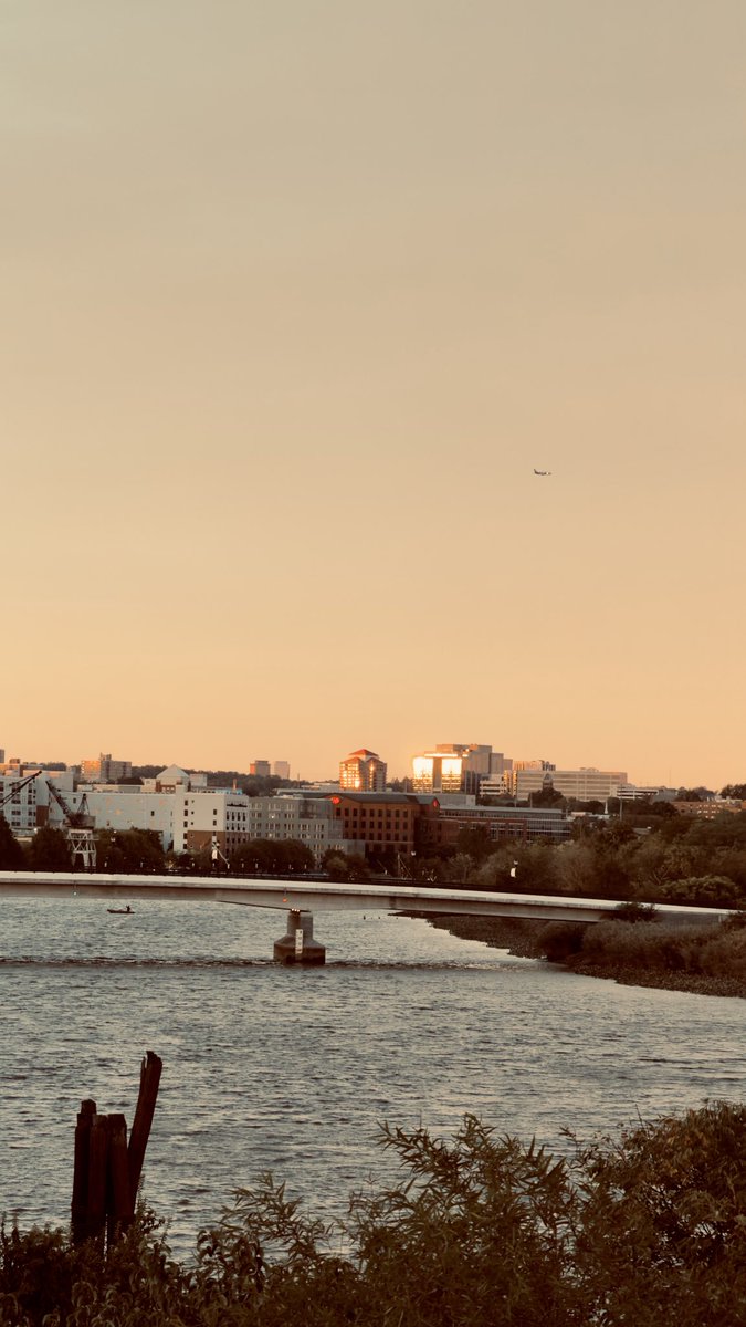 therealdreh's tweet photo. Just an evening walk, two completely different sides of the city. 🇺🇸

#nature #city #USA https://t.co/RFKlWnJl8k