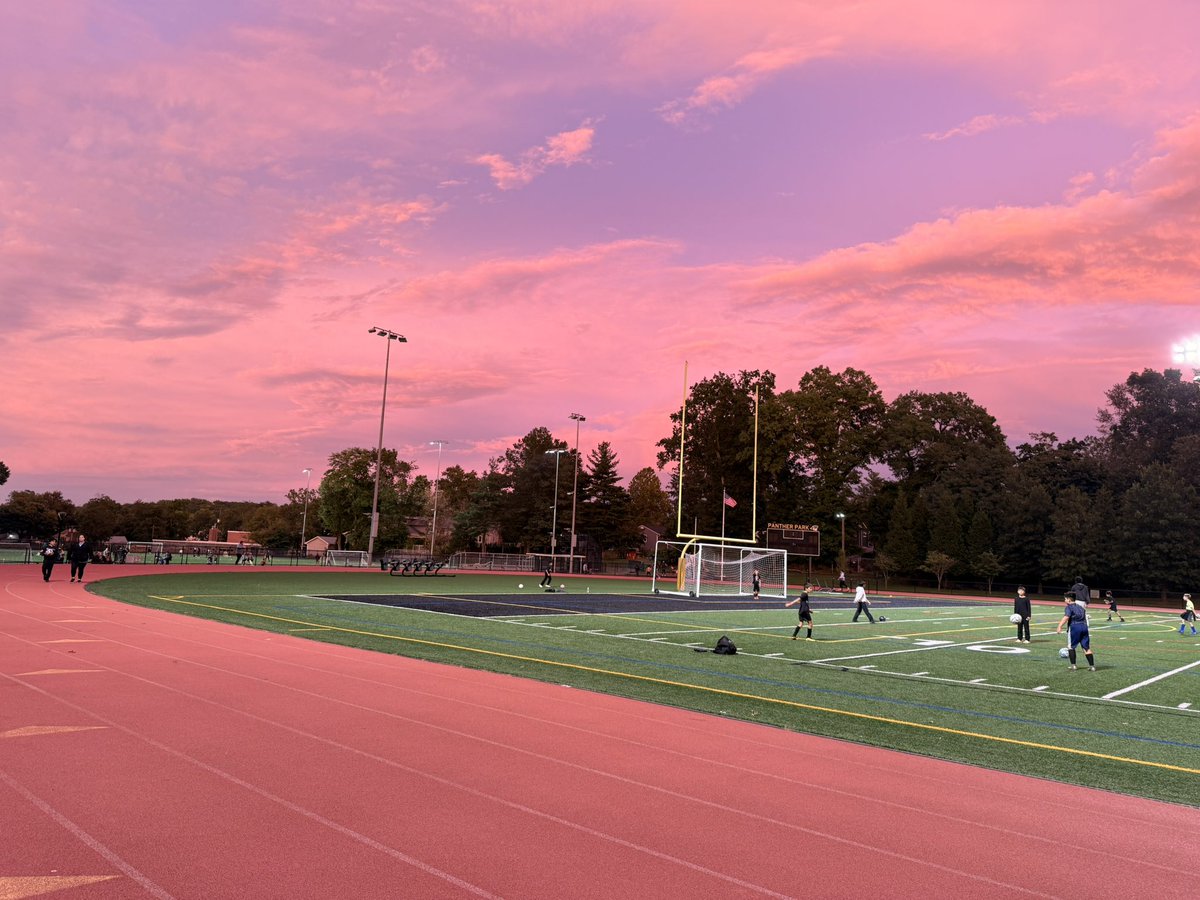 Riss225's tweet photo. @taylornation13 the NJ skies are #pinkclouding for #TheEncore!!! https://t.co/jEPm6HmpLM