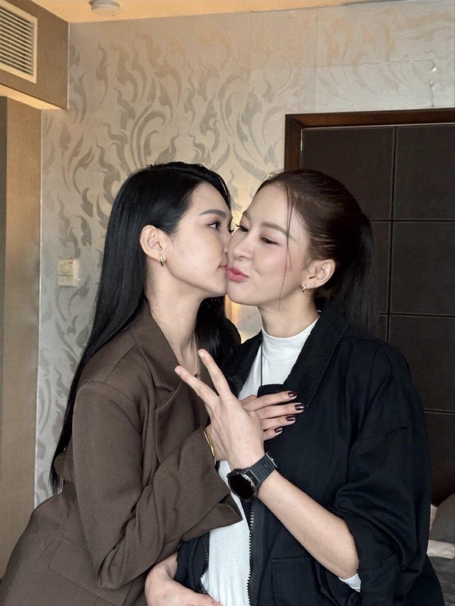 pichadiwa's tweet photo. : แม่ป้ากับบักหล่าตำรวจ https://t.co/Fmaxq8aLr2