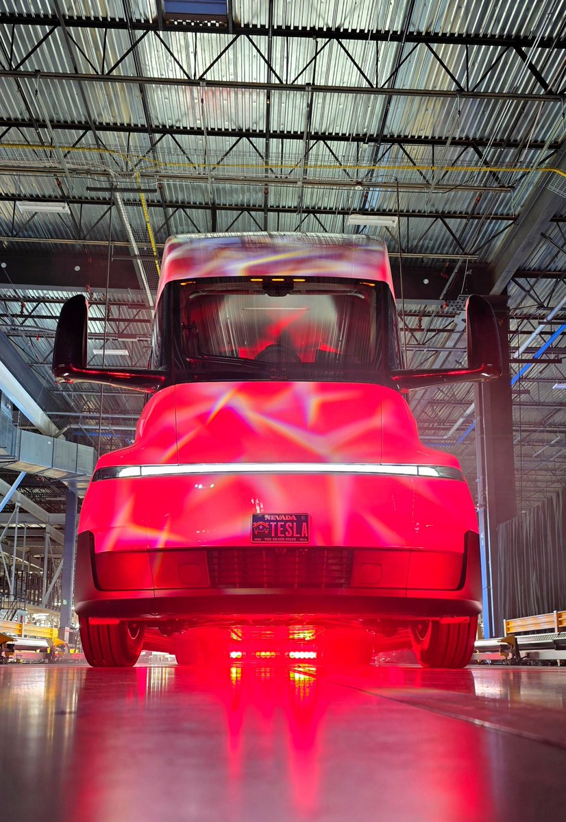 SERobinsonJr's tweet photo. More shots from last night's Tesla Semi Rollout https://t.co/uZSWdPbzIY