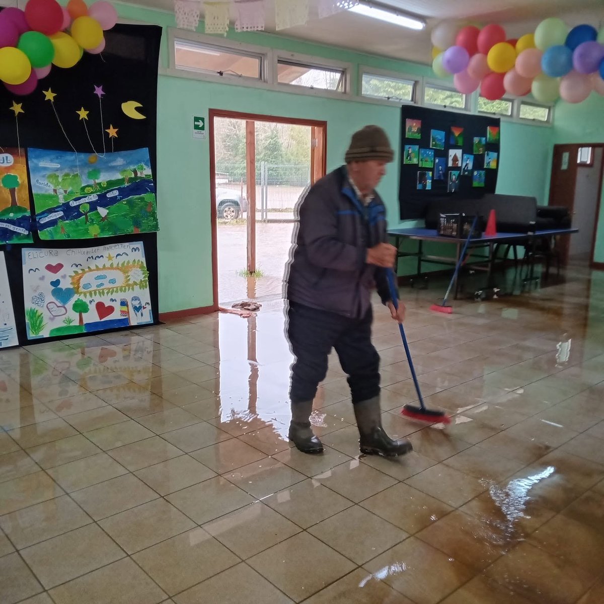 alegriagonzaa's tweet photo. 🔴#Lanco Inundación total en Escuela Rural "Rucaklen Lumako".
@reddeemergencia @RNE_Alpha_8 @AledeValpito @carlos_tmk @GrupoWurtlitzer @sepulinares @ginniasa @NodoRiesgo https://t.co/iaXDREhVjZ