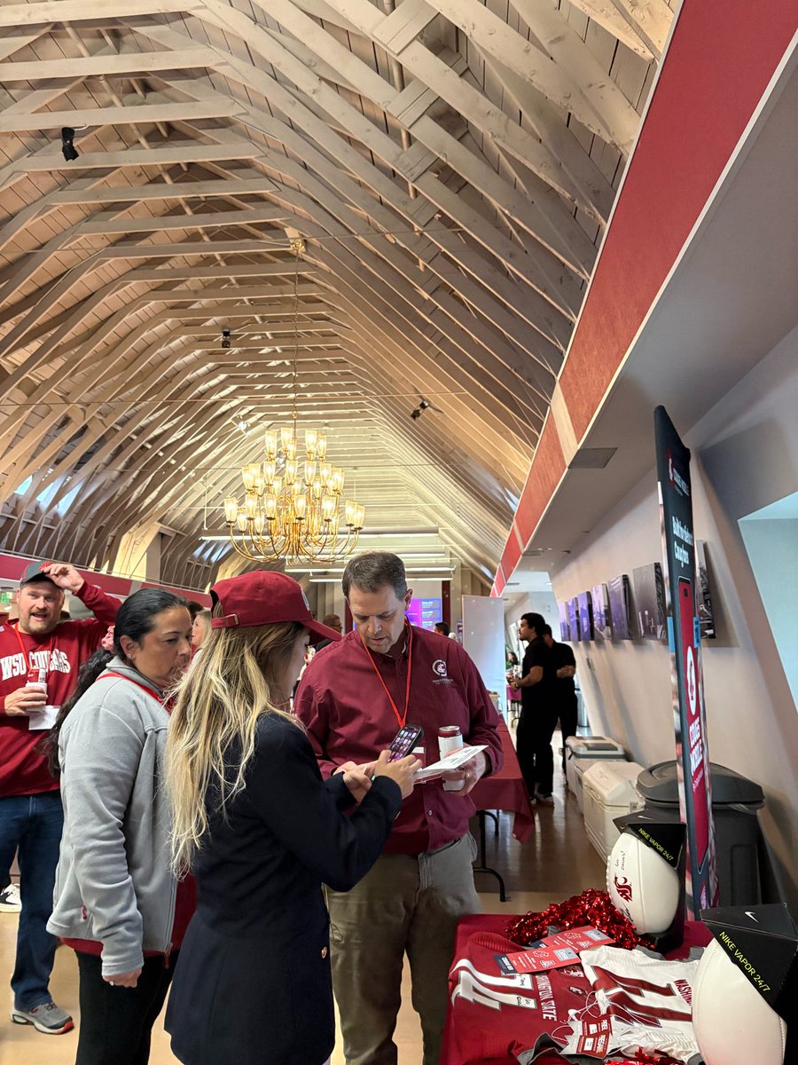 CougsMobile's tweet photo. Happy hour @CougCollective 
GO COUGS🐾♥️ https://t.co/pnMGGKUzJE