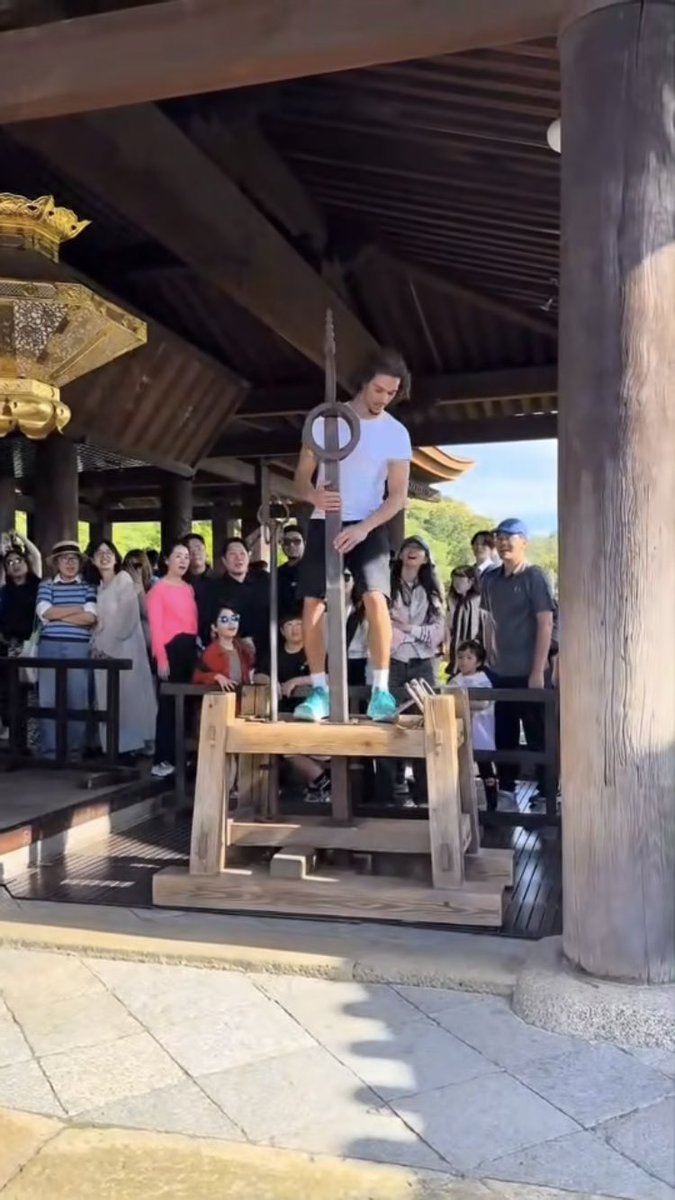 Izumi_Sunagawa's tweet photo. 京都の清水寺。
弁慶の錫杖柵に登って遊ぶ外国人旅行客。

Tik Tokアカウントが特定される。

文化財を遊具扱いするようなヤツは日本に来るなよ。 https://t.co/8F3qdstD8w