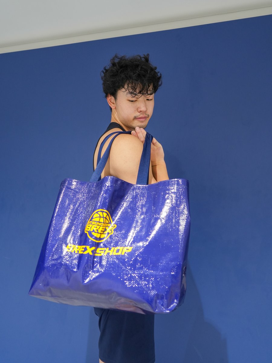 brex_goods's tweet photo. 【新商品情報】

#17 星川選手より、新商品の「ショッパーバッグ」をご紹介。

レジャーシートの素材で作られた、ビッグサイズのバッグ。
トレーニングにはもちろん、ピクニックやお買い物にも便利で頼もしいバッグです。
車などに1枚常備しておくと、活躍シーンも広がるオススメアイテムです！

▼詳細
https://t.co/sKvqIwdhtC
#BREXSHOP