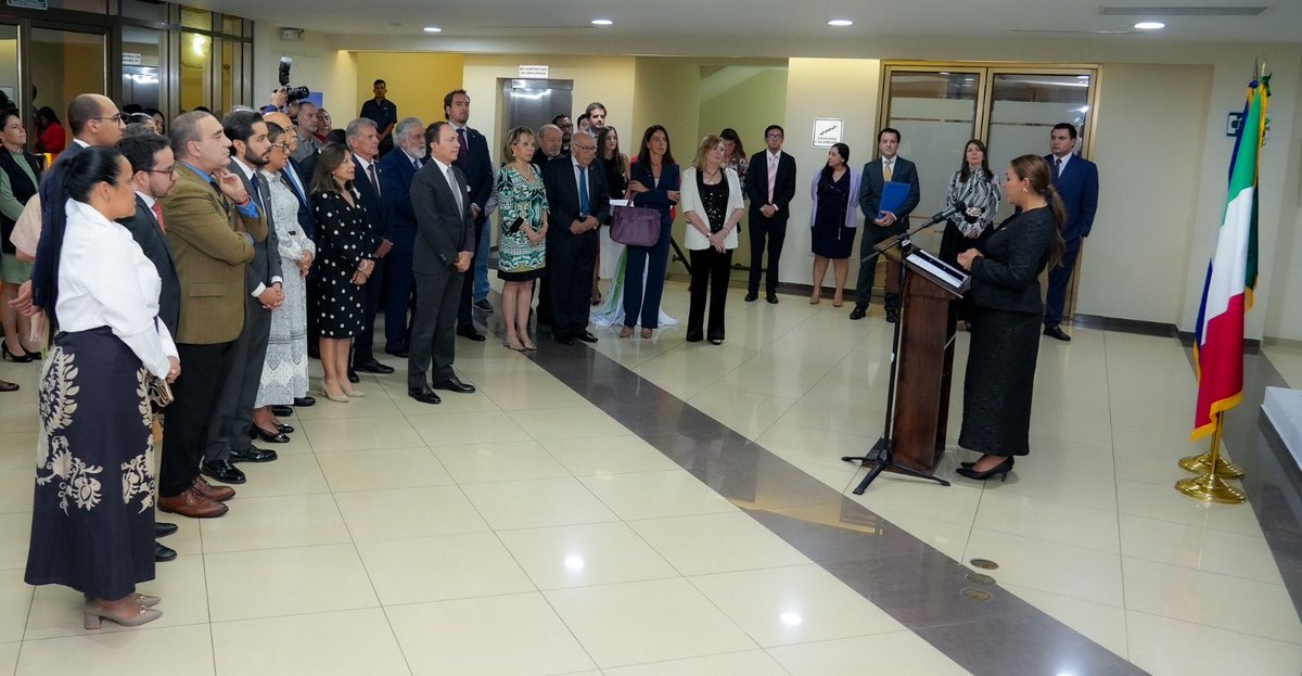 PattyNGodinez's tweet photo. ¡El Salvador e Italia celebran 165 años de sólidas relaciones diplomáticas a través de la #DiplomaciaCultural! 🇸🇻🇮🇹✨

Junto al embajador de Italia en El Salvador, Paolo Emanuele Rozo, inauguramos en Cancillería una exposición fotográfica que resalta el legado histórico y la profunda huella arquitectónica italiana en nuestro país.