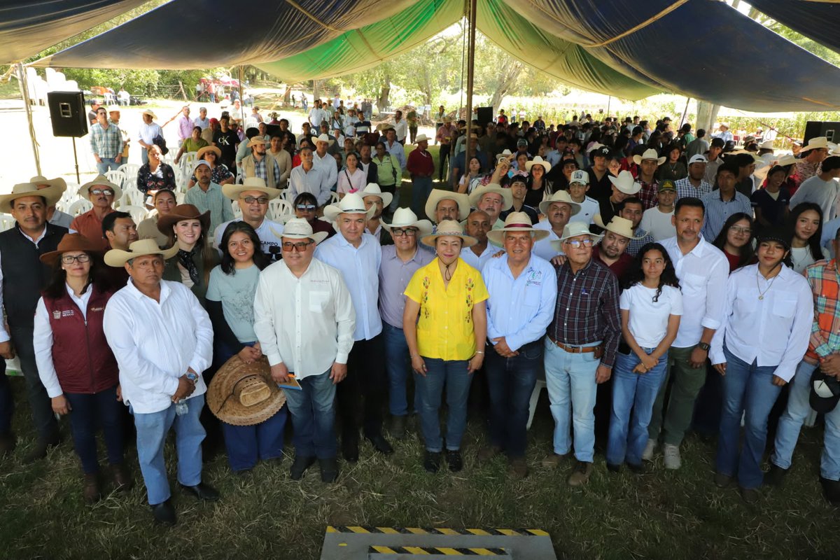 ICAMEXoficial's tweet photo. 🌱 En #Tejupilco se realizó el #DíaDeCampoYCienciaICAMEX, donde productoras y productores conocieron, a través de 16 estaciones demostrativas, alternativas de producción pecuaria, manejo agroecológico, diversificación productiva y tecnologías aplicadas al campo.

#ElPoderDeServir https://t.co/rxlcgxdjBv