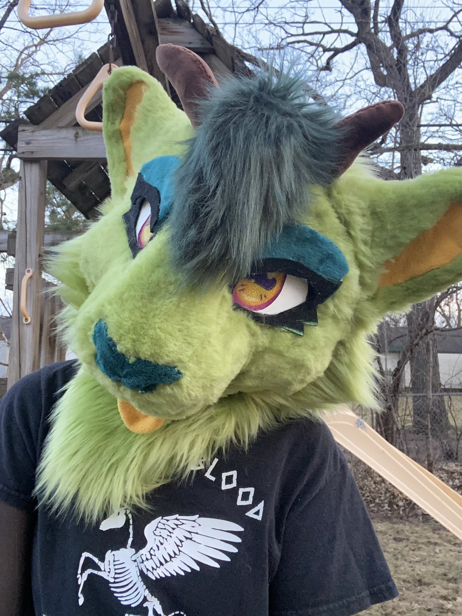 Sharkbuttsushi's tweet photo. @oakleyscons Ive been making since 2016 and my prices personally start at 900 for a head and 1200 for a partial with fullsuit options also available. There are cheaper options even IN the us! you just need to put in the work to find them! https://t.co/IOVCdZFmvi