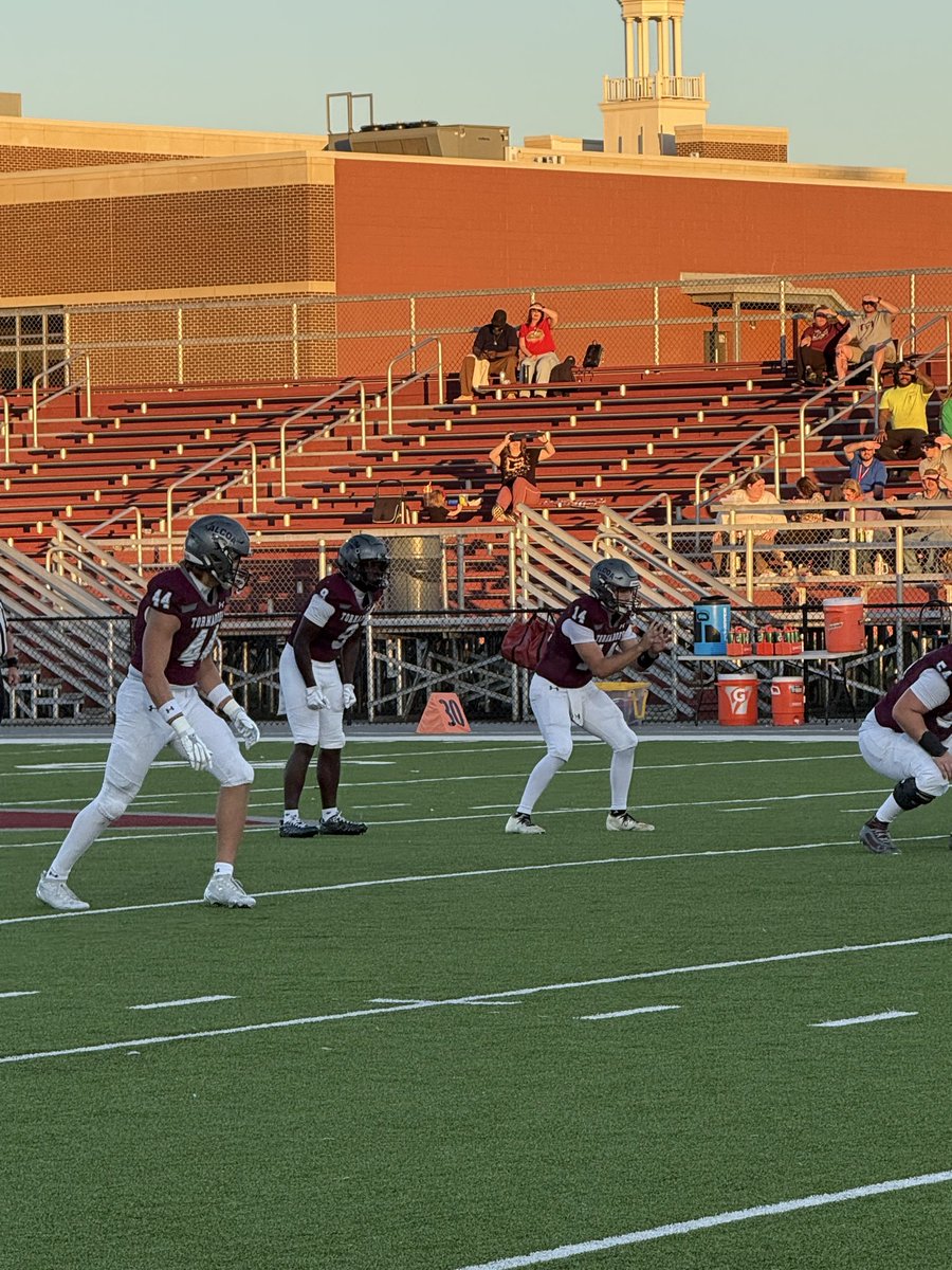 2HYPEsports's tweet photo. End of the first quarter ๐
Fulton ๐ฃ Falcons - 0
Alcoa ๐ช Tornadoes - 13
#TooHype @NFHSNetwork https://t.co/Rtzh99bg90