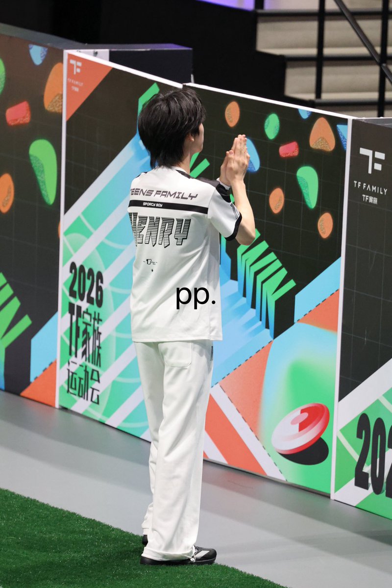 ruiruimemo's tweet photo. 不想在我主页看到任何人说张含肉 但凡有看过他day2散场最后一个一个找绿色饭撒 甚至因为时间不够只能鞠躬抱歉 只会想要宝着他 https://t.co/Woon9UXi1h