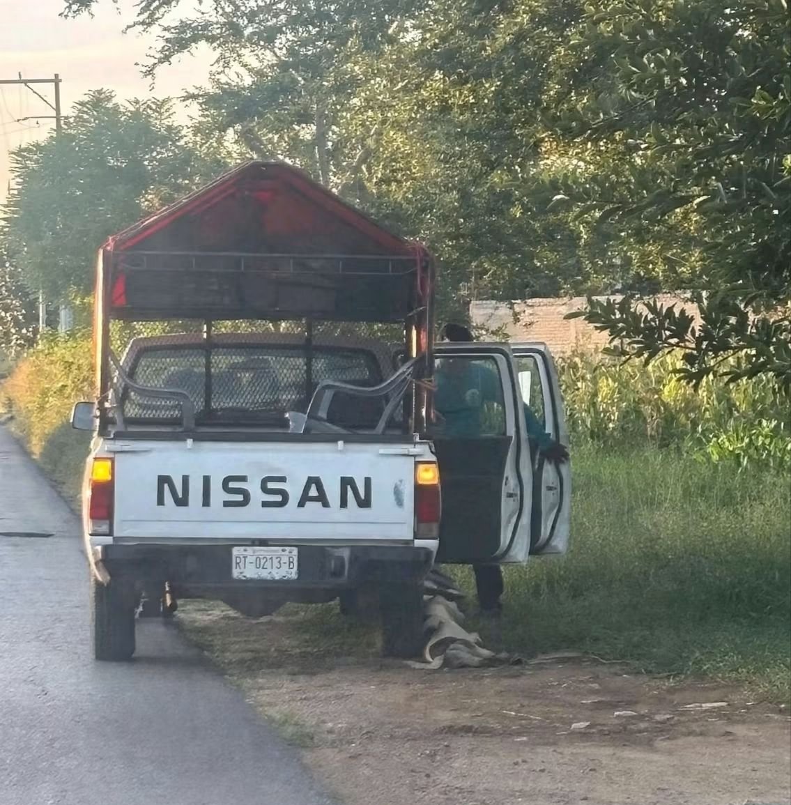 CentralQNoticia's tweet photo. DENUNCIAN MUERT3 DE LOMITO EN CAMINO ANTIGUO A CUILÁPAM; CAMIONETA LO ARRASTRA 🚨🐶🛻

Mediante una denuncia ciudadana en redes sociales se dio a conocer que, una camioneta arrastró a un lomito provocando su mu3rte, sobre la carretera que conduce a Zaachila, por el Camino Antiguo a Cuilápam. 

En las fotografías compartidas, se observa a dos sujetos a bordo de una camioneta marca Nissan color blanca y redilas rojas con placas RT-0213-B del estado de Oaxaca.

La denuncia, pide la intervención de las autoridades correspondientes para que se castigue este acto, pues se trata de un delit0.

#CentralQNoticias #Oaxaca #Noticias #DenunciaCiudadana #NoAlMaltratoAnimal
https://t.co/YZa7OI9OXh
