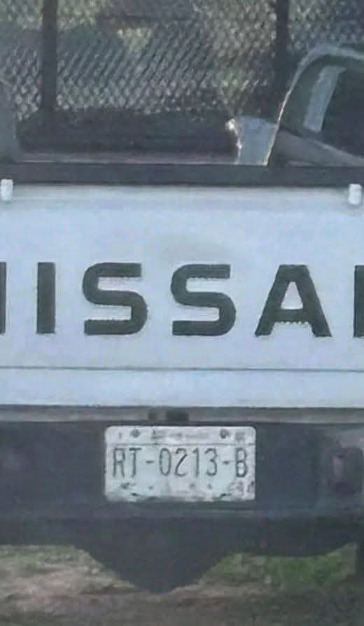 CentralQNoticia's tweet photo. DENUNCIAN MUERT3 DE LOMITO EN CAMINO ANTIGUO A CUILÁPAM; CAMIONETA LO ARRASTRA 🚨🐶🛻

Mediante una denuncia ciudadana en redes sociales se dio a conocer que, una camioneta arrastró a un lomito provocando su mu3rte, sobre la carretera que conduce a Zaachila, por el Camino Antiguo a Cuilápam. 

En las fotografías compartidas, se observa a dos sujetos a bordo de una camioneta marca Nissan color blanca y redilas rojas con placas RT-0213-B del estado de Oaxaca.

La denuncia, pide la intervención de las autoridades correspondientes para que se castigue este acto, pues se trata de un delit0.

#CentralQNoticias #Oaxaca #Noticias #DenunciaCiudadana #NoAlMaltratoAnimal
https://t.co/YZa7OI9OXh