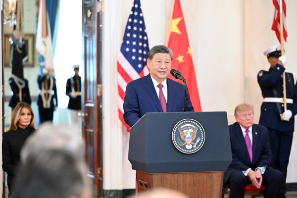 EmbajadaChinaEc's tweet photo. "—Debemos fortalecer la comunicación.
—Debemos cooperar con sinceridad.
—Debemos coexistir en paz."
Texto íntegro de la intervención del presidente Xi Jinping en la Ceremonia de Llegada en la Casa Blanca 👇https://t.co/ylV7uxfNNy https://t.co/N0FSrAPuFx