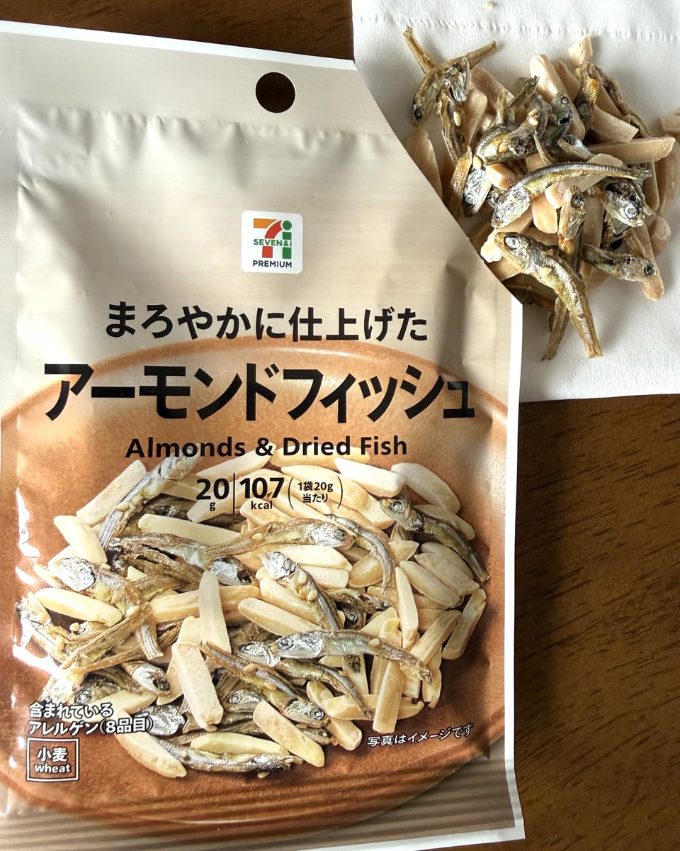 girlmeetsNG's tweet photo. アーモンドフィッシュの小魚、アメリカ人には「魚の目や頭まで丸ごと食べる」のがかなりハードル高いらしく、これをアメリカ人の前でバリボリ食べるとめちゃくちゃウケますw
友人のアメリカ人は「絶対ムリ！目が合うのが無理！」って言って怯えてました😂 https://t.co/Cg9VM7fDQp