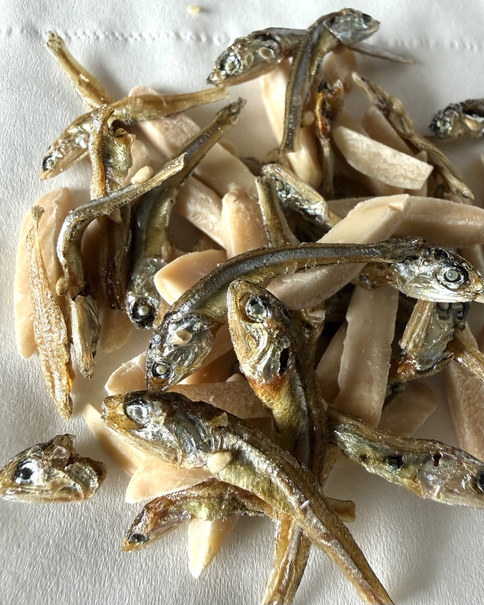 girlmeetsNG's tweet photo. アーモンドフィッシュの小魚、アメリカ人には「魚の目や頭まで丸ごと食べる」のがかなりハードル高いらしく、これをアメリカ人の前でバリボリ食べるとめちゃくちゃウケますw
友人のアメリカ人は「絶対ムリ！目が合うのが無理！」って言って怯えてました😂 https://t.co/Cg9VM7fDQp