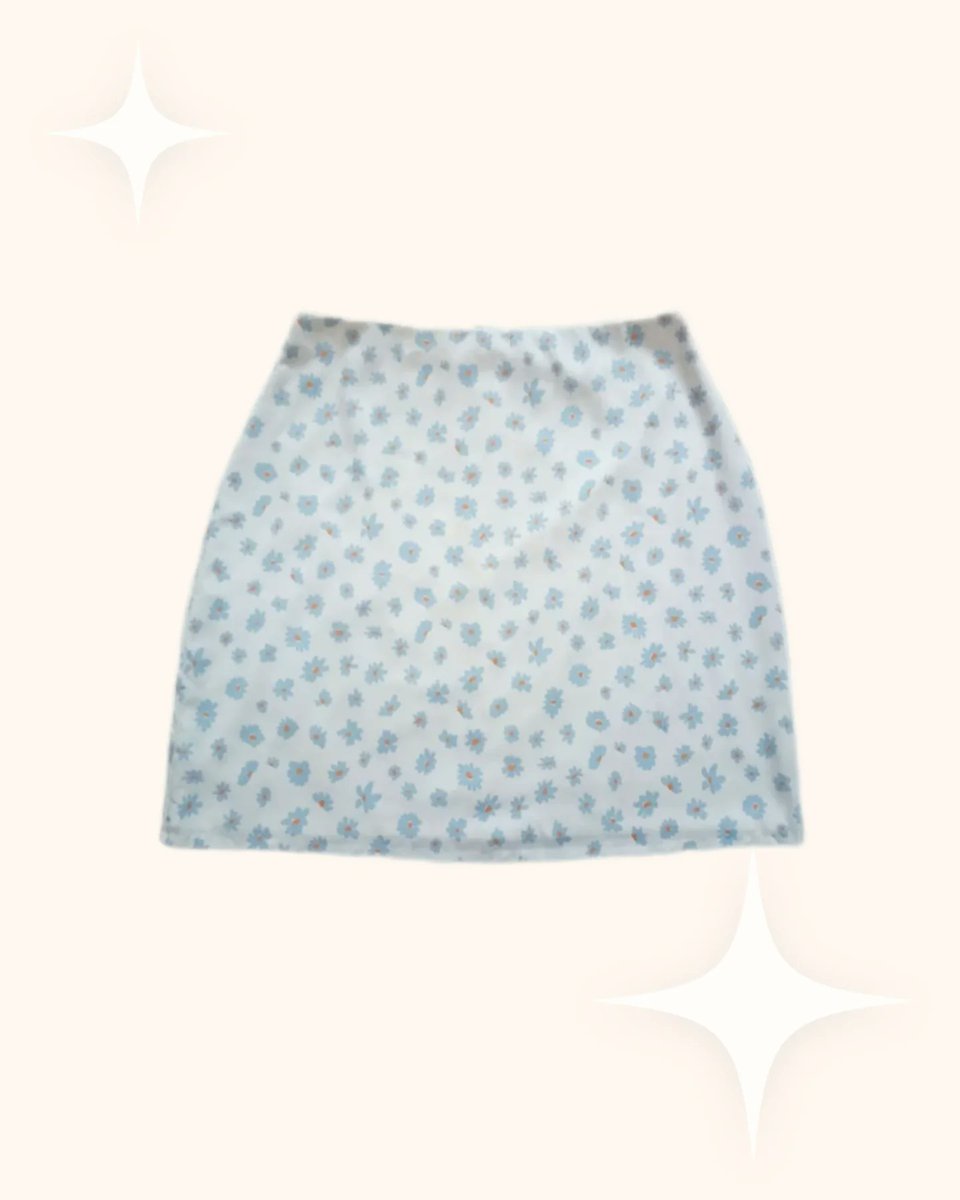 MaahFurtaado's tweet photo. Disponible: capa estilo asiático, talla referencial S/M, estado 9. 9/10, S/25. Falda, talla referencial L (32), estado 9. 8/10, S/30. Accesorios no incluidos. https://t.co/6R3Ed8UBKh