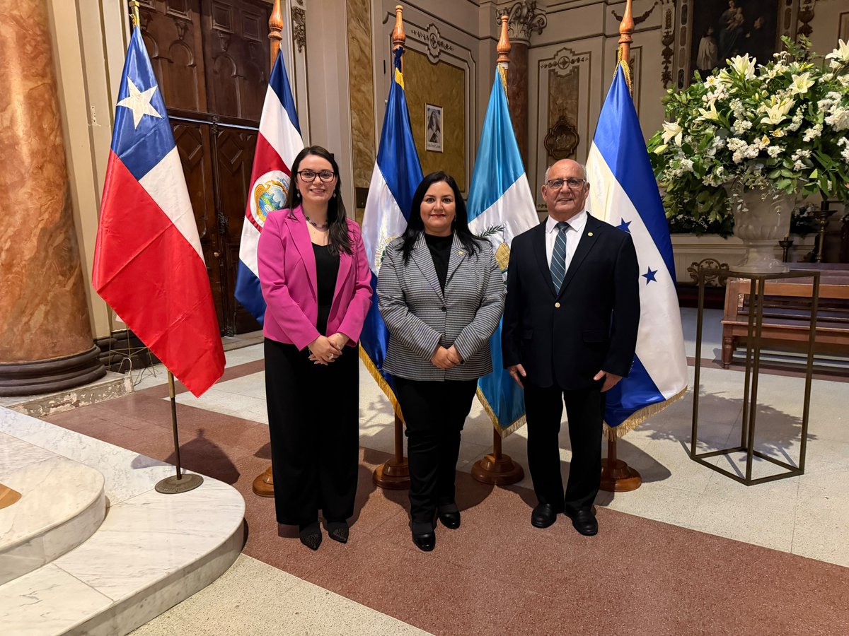 Emb_BanacekES's tweet photo. 🇸🇻🇬🇹🇭🇳🇨🇷 Fe, identidad y hermandad centroamericana.
Junto a las Embajadas y nuestra diáspora, participamos en la Misa de Independencia en la Parroquia de los Santos Ángeles Custodios. Al final, compartimos tradición y fraternidad alrededor de nuestros deliciosos tamales. 🙏🏽🇨🇱 https://t.co/I3TMHY268m