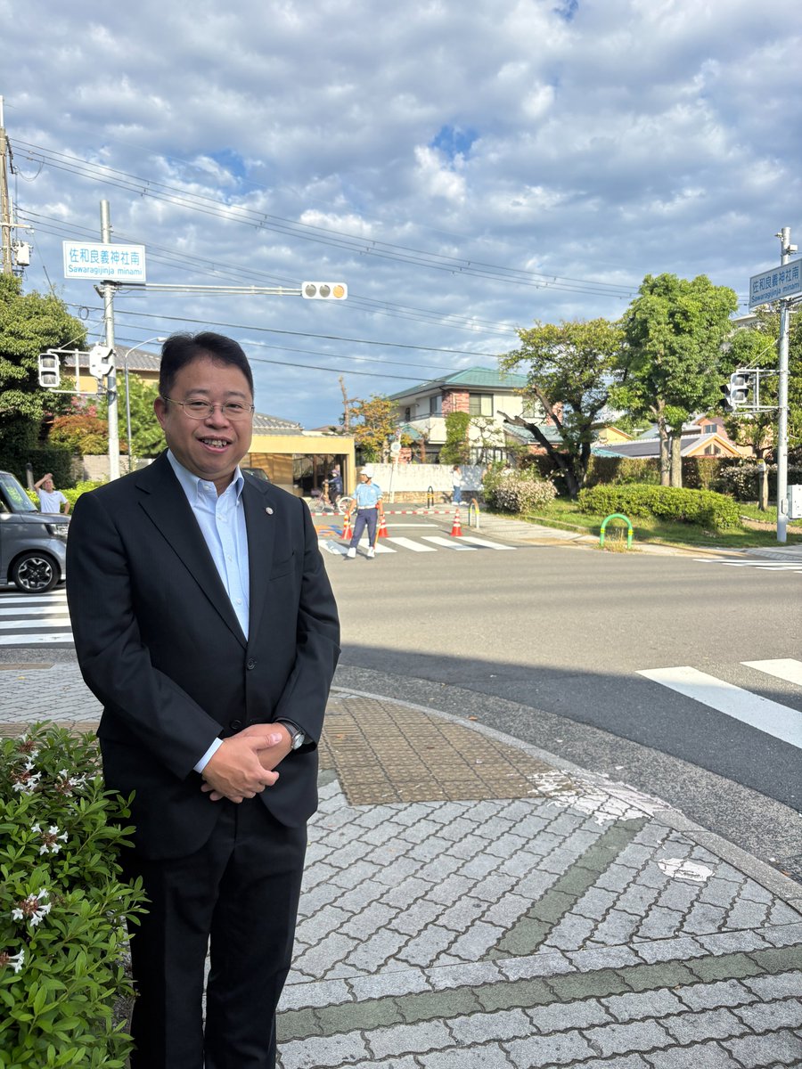 Tsuyoshi_Shomin's tweet photo. 昨日9／25より佐和良義神社南交差点（茨木市美沢）の時間帯通行禁止が始まりました。
車両の通り抜けが頻発、東奈良小学校に通う生徒の通学路があるので危険でした。
学校と地元自治会、茨木警察をつなぎ2年以上かかりましたがついに実現となりました。 https://t.co/NzDf5ojHor