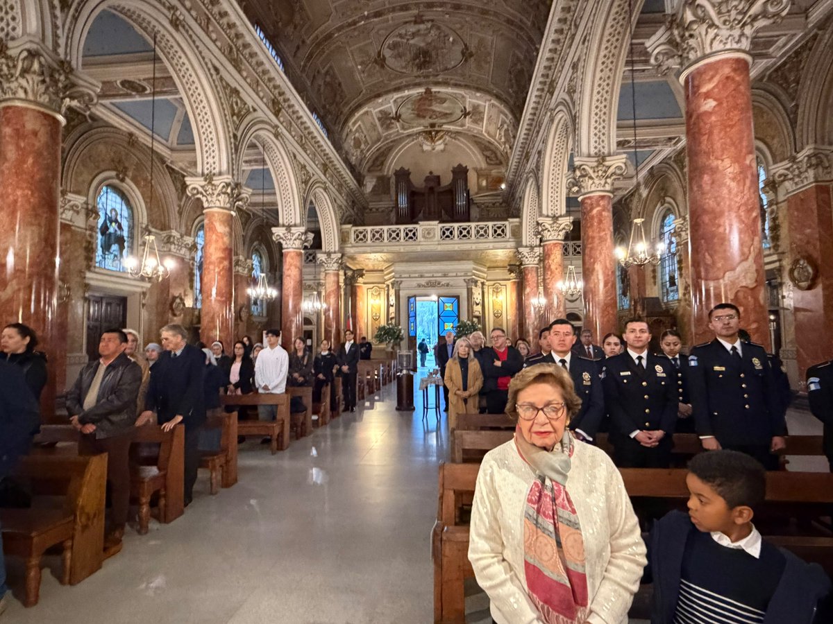 Emb_BanacekES's tweet photo. 🇸🇻🇬🇹🇭🇳🇨🇷 Fe, identidad y hermandad centroamericana.
Junto a las Embajadas y nuestra diáspora, participamos en la Misa de Independencia en la Parroquia de los Santos Ángeles Custodios. Al final, compartimos tradición y fraternidad alrededor de nuestros deliciosos tamales. 🙏🏽🇨🇱 https://t.co/I3TMHY268m