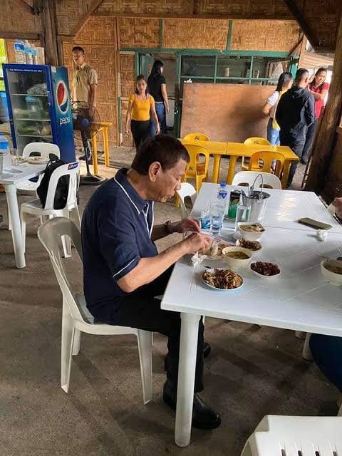leisbeth_recto's tweet photo. Sinabi ni Gracioso Jr na nagdeliver umano siya ng P2 BILLION kay Madumb Sara at mahigit ₱1 BILLION naman para kay Du30.

Sinabi din ni Gracioso, SIX (6) HOUSES daw ang binili para gawing STORAGE lang NG CASH!

Tapos kunwari kakain sila ng kikiam sa kalye at sa turo-turo!

BUDOL! https://t.co/nP3R5l2Z53