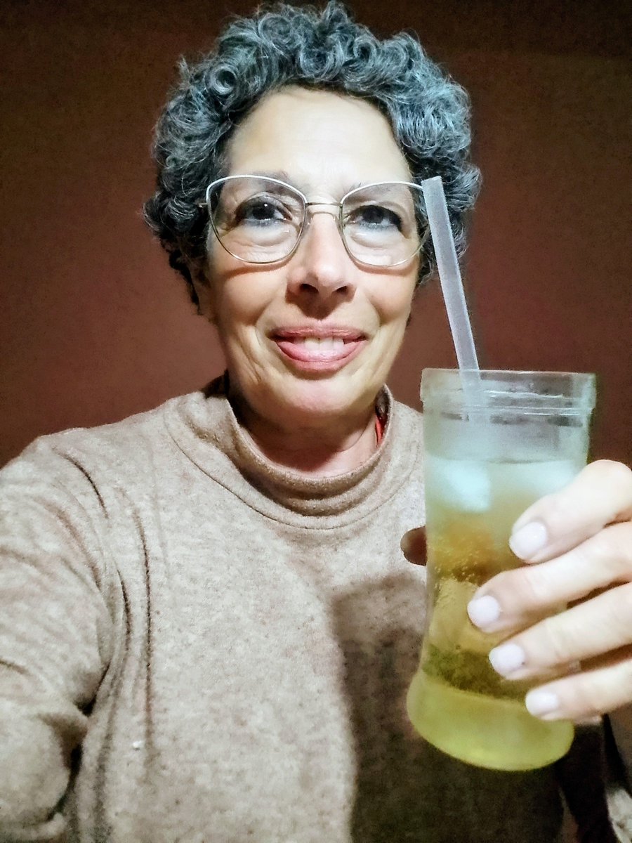 SIMOKY's tweet photo. Brindando por la Nave y sus 6400 emisiones! 
Por la vida y la amistad desintegrada! 
Felicitaciones!! 🎉 
Salud!!! https://t.co/ztBtm8jBrz