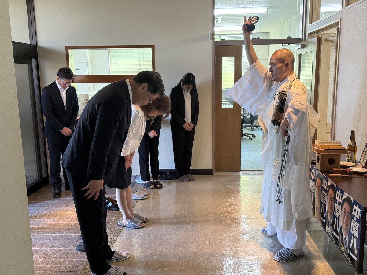 NakahY81's tweet photo. 【���勝祈願を行いました】
新潟市長選挙に向けて、
必勝祈願を行いました。

いよいよ選挙に向けた活動も本格化していきます。
これまで新潟市政に携わってきた思いを胸に、
これからも一つひとつの活動に真摯に向き合ってまいります。
今後の活動の様子も、
こちらのアカウントから発信していきます。 https://t.co/BO3WTWuWLo