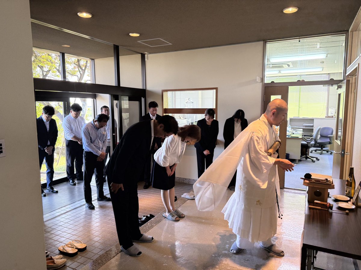 NakahY81's tweet photo. 【���勝祈願を行いました】
新潟市長選挙に向けて、
必勝祈願を行いました。

いよいよ選挙に向けた活動も本格化していきます。
これまで新潟市政に携わってきた思いを胸に、
これからも一つひとつの活動に真摯に向き合ってまいります。
今後の活動の様子も、
こちらのアカウントから発信していきます。 https://t.co/BO3WTWuWLo