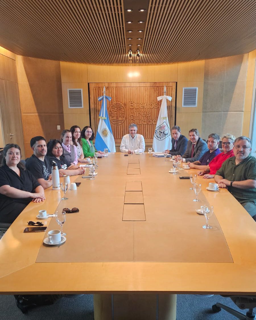 gcba's tweet photo. La Marcha del Orgullo se realizará el 7 de noviembre.

Desde el Gobierno de la Ciudad trabajamos junto a las organizaciones que integran la comisión organizadora de la Marcha del Orgullo para encontrar una solución que permita realizarla y, al mismo tiempo, llevar adelante el operativo previsto por la visita del Papa.

El diálogo, la coordinación y la buena voluntad de todos hicieron posible este acuerdo. Vamos a trabajar para que ambos acontecimientos se desarrollen en las condiciones necesarias.
